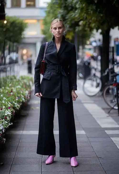 简单的黑色裤子这么搭配,简约美更好看|紧身|开叉|阔腿裤|皮衣_网易