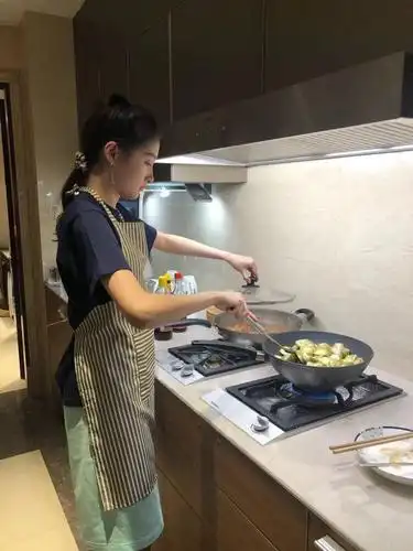 关晓彤在家做饭,谁注意到桌子上的调料瓶了?