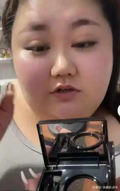 女网红胖到300斤,男友发视频称:她的脸比猪头肉还大