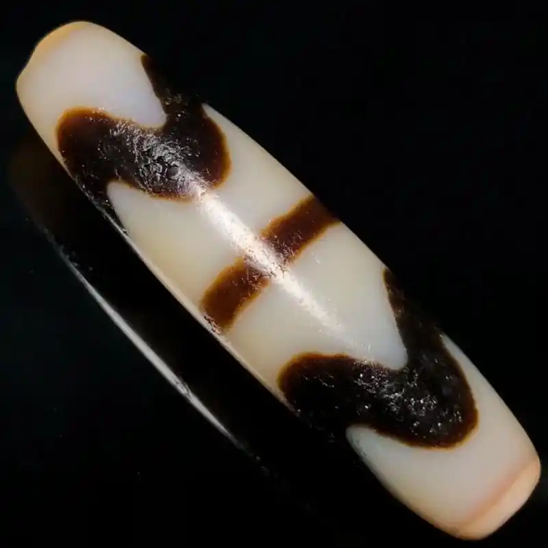 收到一个老料高油包浆虎牙天珠保存完好包浆浓厚