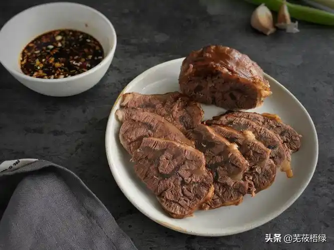 1条金钱腱加入简单的调料就可以做出喜欢的酱牛肉,空口吃也不咸