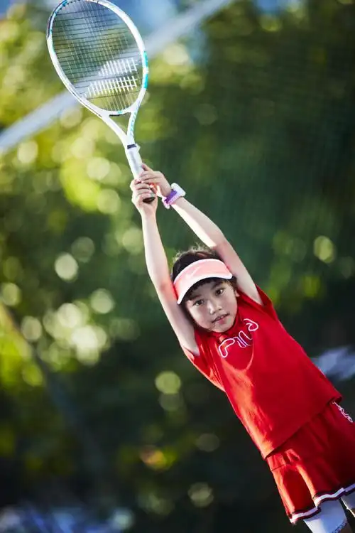 昆明网球小丫郭依依,稚嫩而认真挥拍的样子可爱翻了!