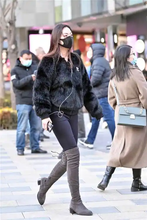 冬季搭配离不开过膝靴穿搭也要精致一些搭配出简约的风格