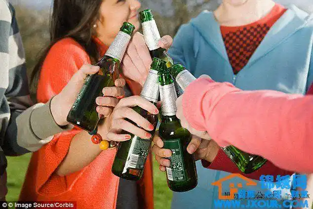 在于饮酒习惯的问题 也受经济背景,社会地位和教育程度部分原因的影响