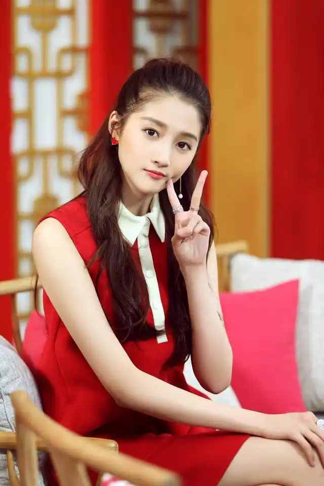 关晓彤素颜健身照曝光 手臂纤细肩膀却有点"婴儿肥"