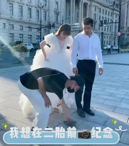 主持人万蒂妮和老公在外滩拍婚纱照,俩人准备要二胎前的留念