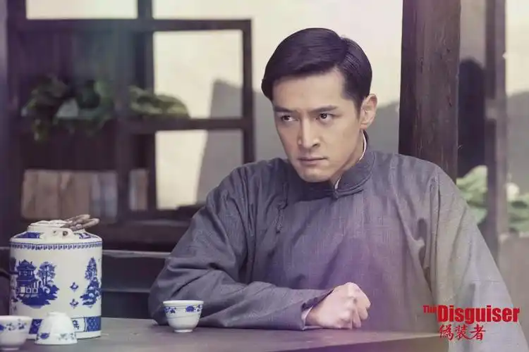 《伪装者》曝"伪装"剧照 胡歌造型千变