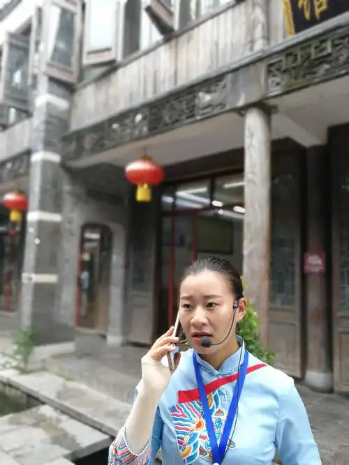 这是哪里的景区导游小姐,服装艳丽人漂亮,成为景中之景?