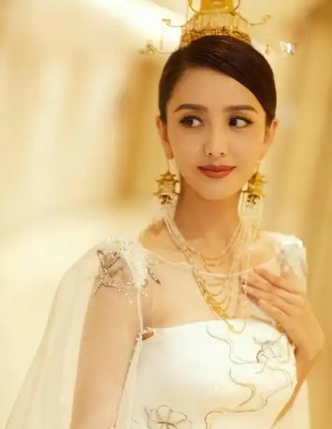 离婚的佟丽娅有多精彩!奖拿了,钱赚了,与陈思诚还能互相打气