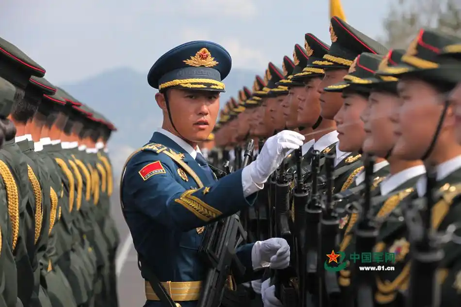 张天龙和孙国祥,不仅仅担任护旗任务,他们也是排面教练员,图为张天龙
