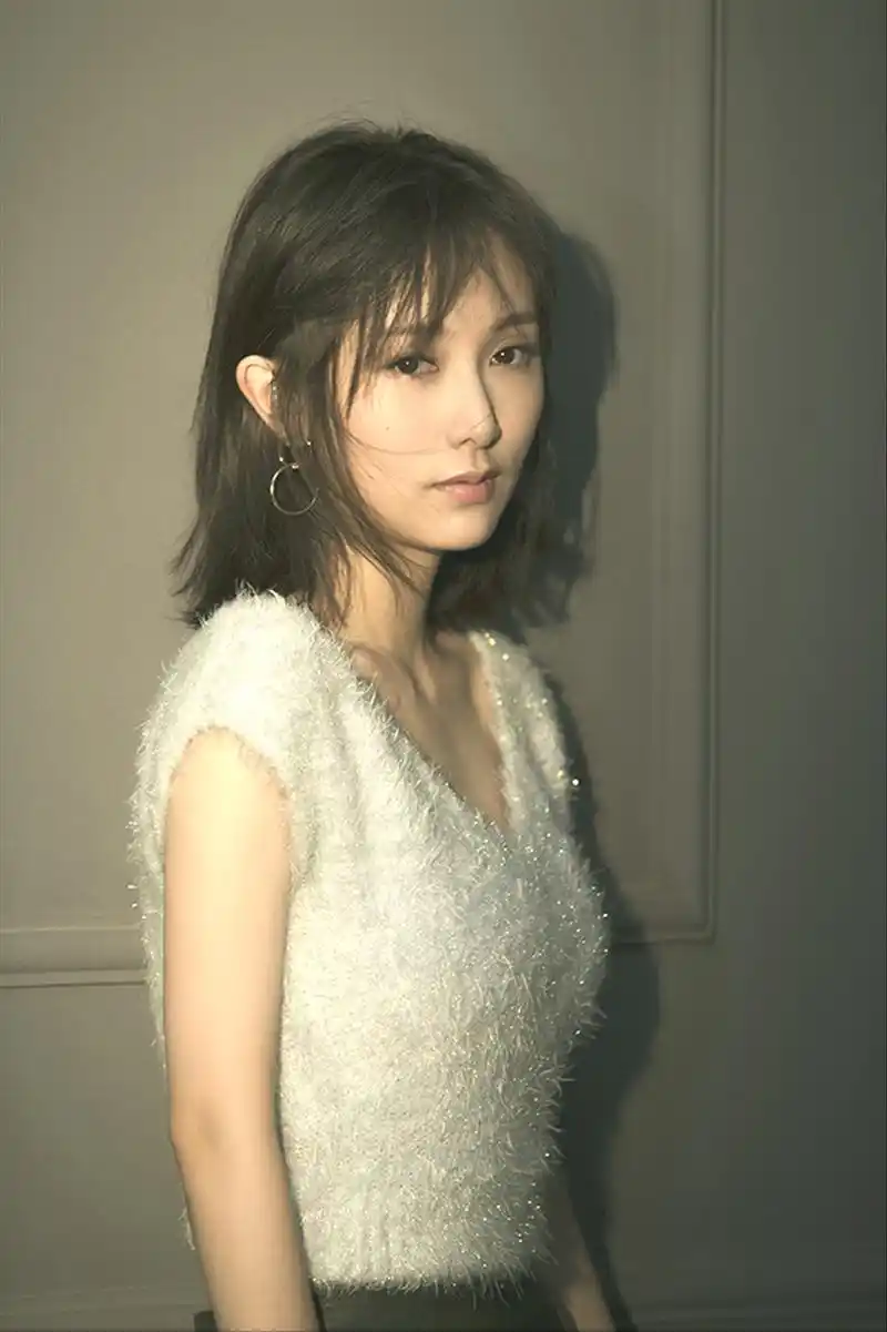 鲁佳妮:气质端庄典雅,轻薄上衣凸显迷人风范!