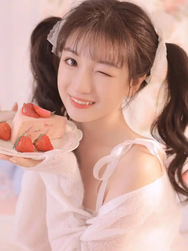 白色吊带外搭针织衫和白色短裤,美女清纯可爱,这样穿搭可爱漂亮