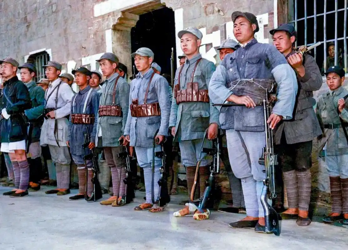 抗战时期,李木匠任司令员的新四军豫鄂挺进纵队整装待发.