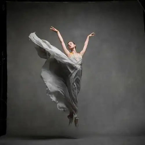 极致优美的动作是舞蹈家们多年汗水的结晶