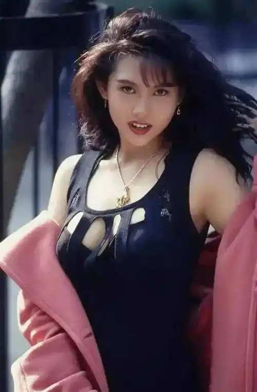 李嘉欣的美貌在香港能排第一,但身材不能排第一,果然颜值更重要