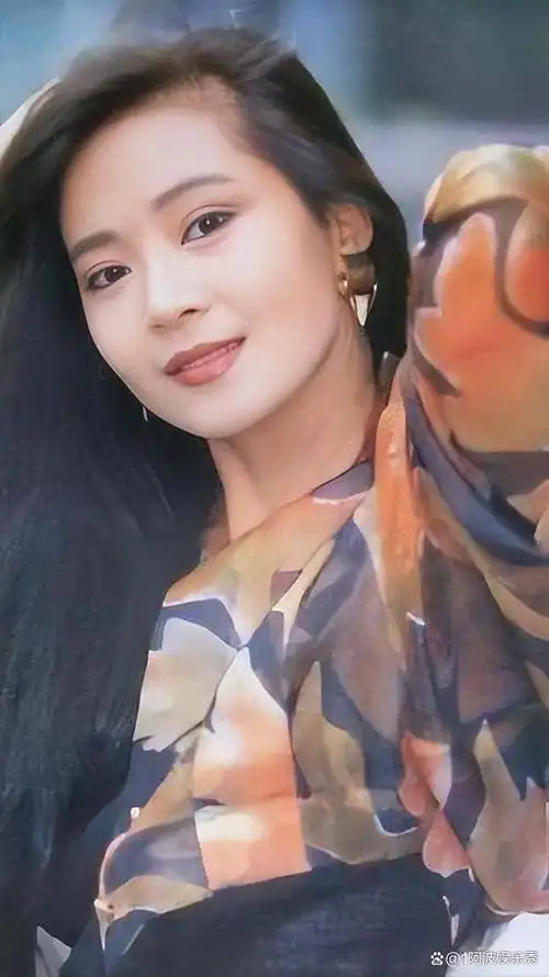 俞小凡是一位曾经红极一时的女明星,她因为出演琼瑶剧《婉君》而一夜