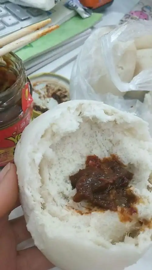 可怜的三个人忙了一下午,吃个馒头打发自己