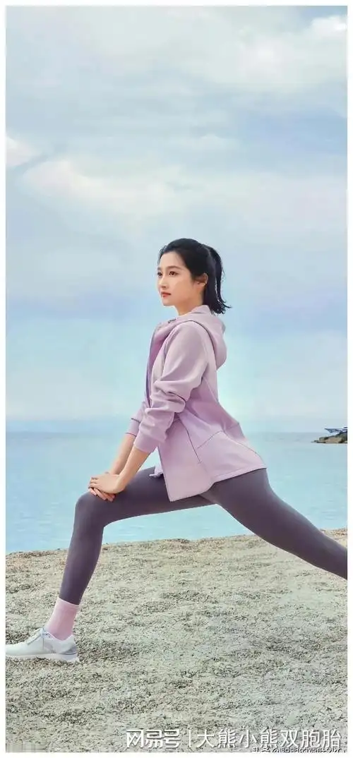 关晓彤海边健身照