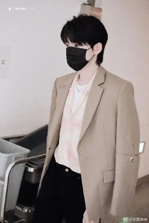 宋亚轩刘耀文快本路透##宋亚轩卡其色西装