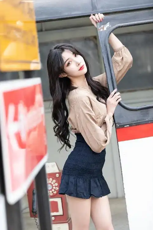 女装大佬艾比,穿旗袍勒出"芭比"身材,连女生都自愧不如