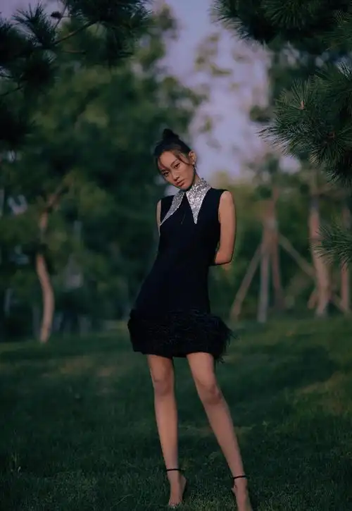 闫妮女儿"邹元清"气质开挂!扎丸子头配黑色连衣裙,女神范十足_时尚