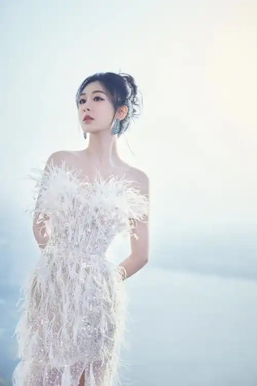 杨紫孔雀耳饰##杨紫羽毛星光裙##杨紫逆应援