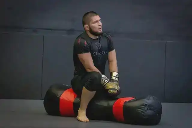 67媒体曝小鹰遭持刀袭击!亲自出面解释|ufc|雄鹰|德市_网易订阅