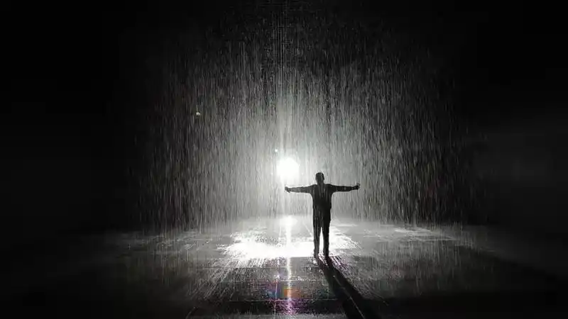 在雨中,男士大多都摆出了硬汉,耍帅的姿势