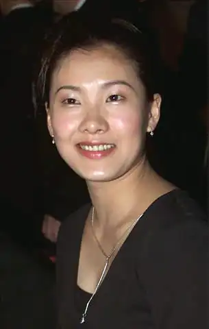 图文-伏明霞出席香港文体明星颁奖仪式风采照人