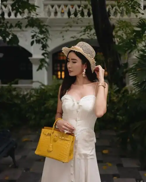 吊带花边连衣裙名媛风时装赏析近日,45岁的蔡欣颖社交平台再晒美照