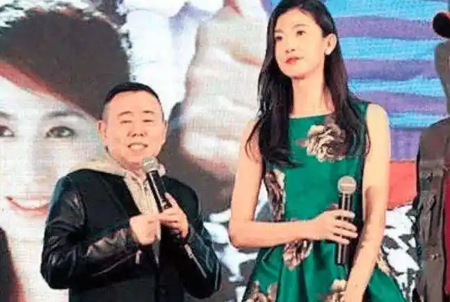 潘长江曾替她着急,40岁仍没生孩子,男明星很多不愿和她搭戏_景阳_身高