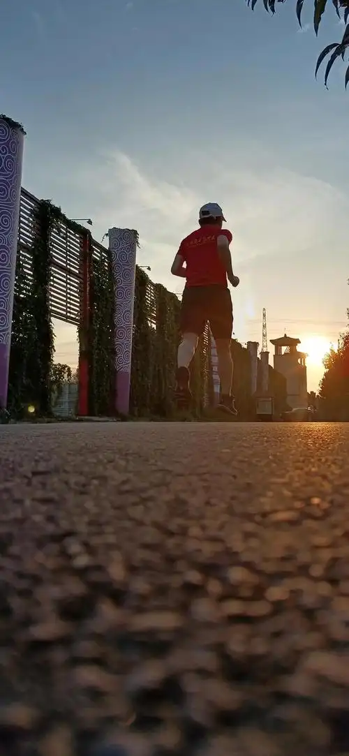 一个人跑步孤独的句子能做一个孤独的跑者