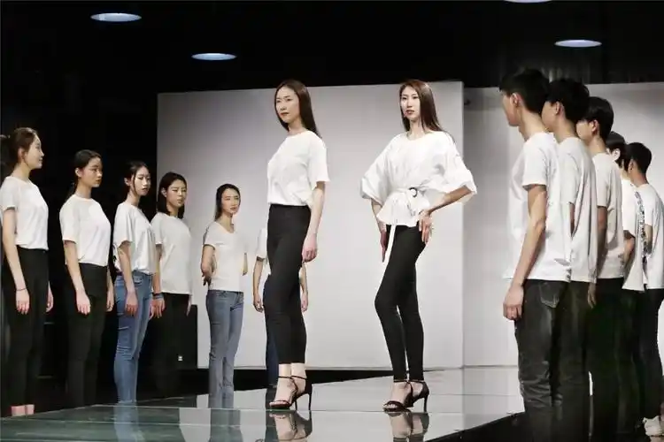 新面孔fashion模特走秀如何正确摆pose请收下这波干货