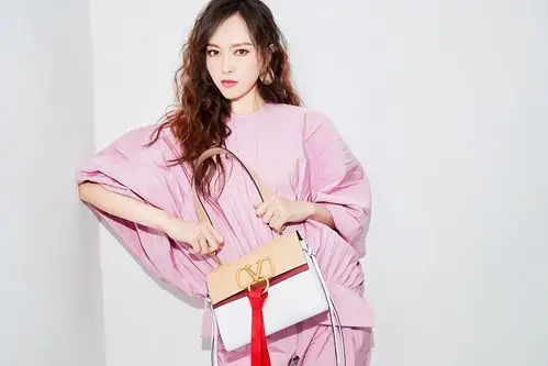 它是唐嫣最近爱不释手的包包 也是新一任爆款王!