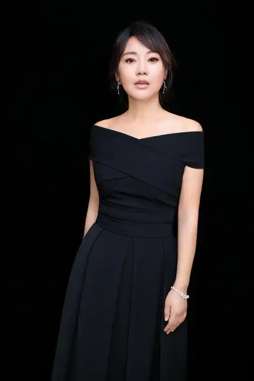 闫妮短发造型成今年最流行越来越会凹造型网友不老女神