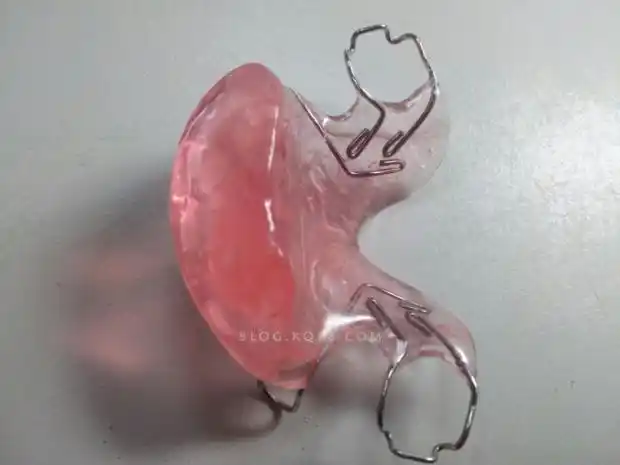 滴完树脂放入锅中,冷却凝结后取出上颌前牙处围蜡,合上颌架,上下颌前