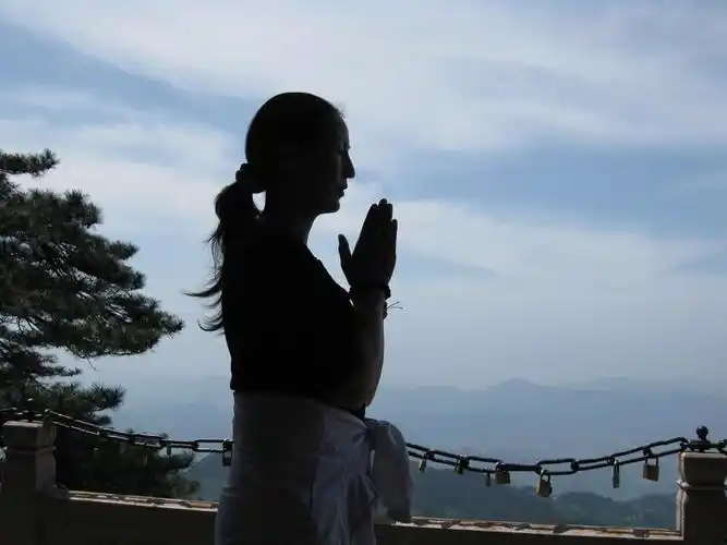 虔诚祈佛~~入静 br /> 安徽九华山 观音峰拍摄.本人菜鸟.