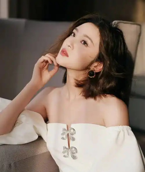 唐艺昕短发新魅力,白色抹胸泡泡袖裙展现甜酷风范_风格_时尚_造型