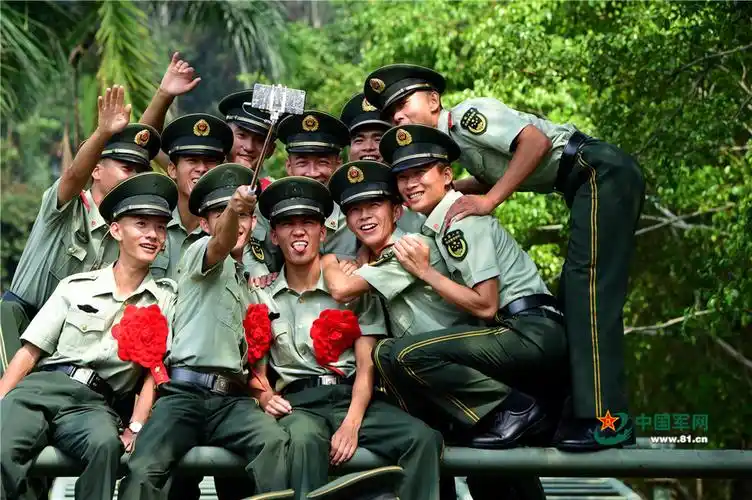 又萌又燃!特战队员演绎n种炫酷退伍合影模式_军事_中国网