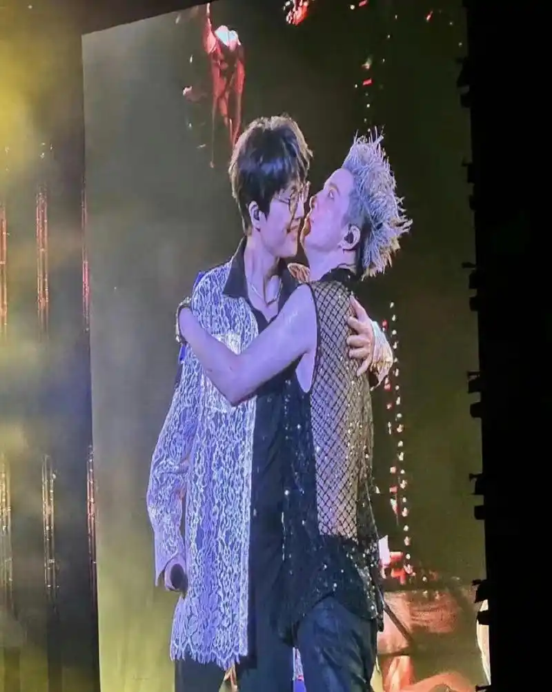 薛之谦许嵩两人在演唱会上合唱 ,一个死也不动,一个不动会死.