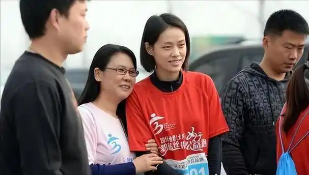 40岁刘翔身价10亿,退役7年"吃喝玩乐"躺平,二婚六年无