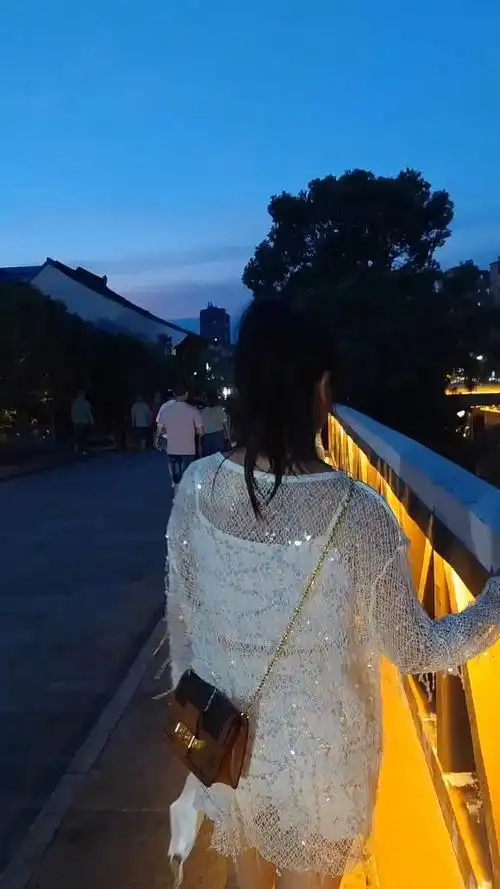 心情日记  #夏天的夜晚  #背影 #大长腿 #有酒有故事  #想你了  .