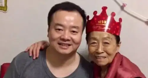 在张少华去世后,有网友也顺势扒出了张少华老公张惠宝的社交账号,两人