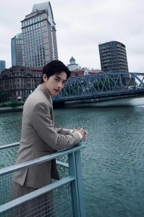 许魏洲西装阔腿裤##许魏洲复古米色裙裤造型