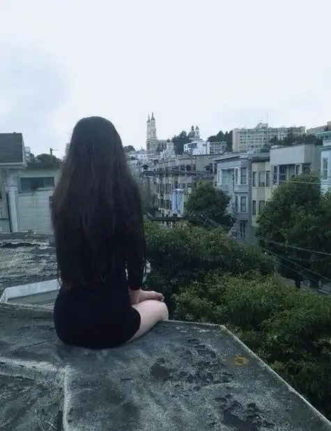 麻烦给我些女 生 长直发的背影照片