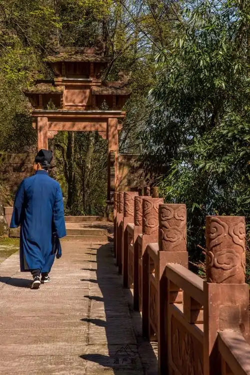 在安徽齐云山,偶遇一仙风道骨的道士.在拍后面的云龙阙时