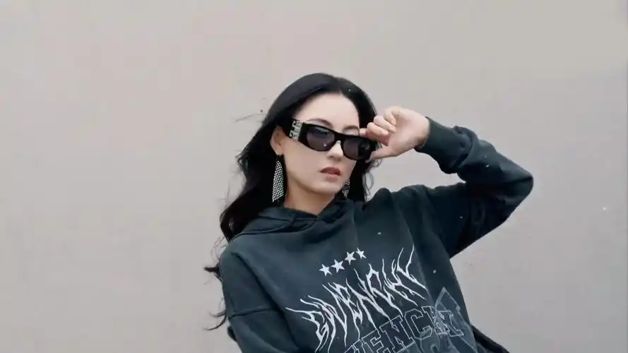 张柏芝分享摩登风穿搭,戴墨镜搭配波浪卷发,气场全开风情万种