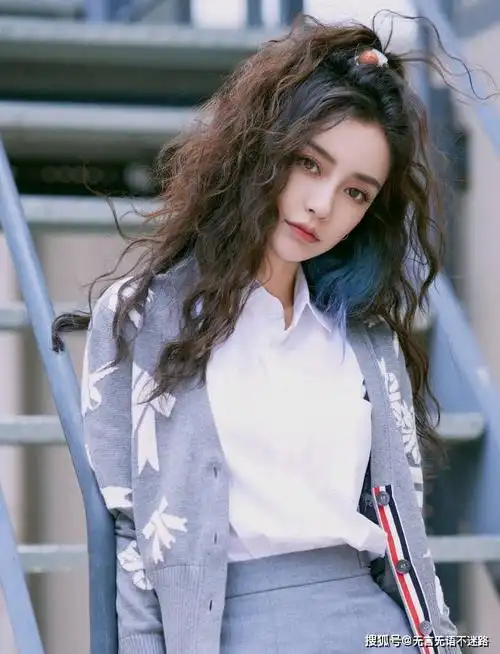 angelababy杨颖,飘逸卷发发型,学院风短裙穿搭,清新靓丽