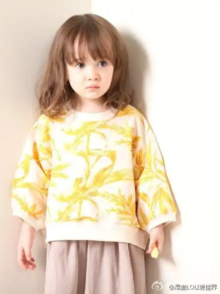 有人知道这个韩国混血小女孩叫什么名字吗?