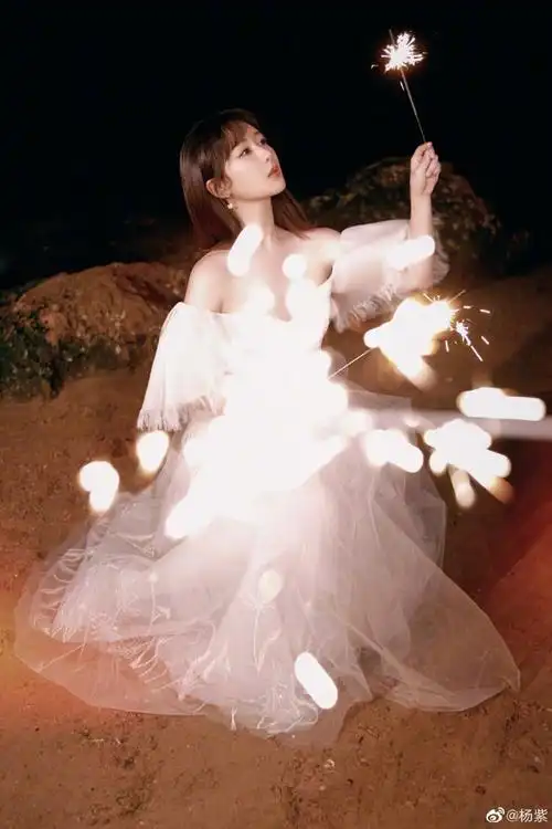 杨紫晒海边沙滩烟花大片穿公主裙仙气飘飘